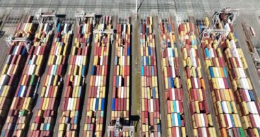 Rotterdam, 18 Nisan 2022, Hollanda 'da. Konteynır terminali lojistik gemisi ithalat ve ihracat limanı ticari insansız hava aracı görüntüsünü yükleyip boşaltıyor. nakliye işi