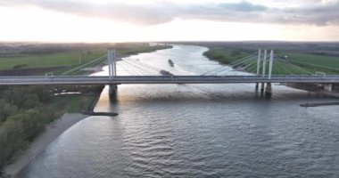 Tacitusbrug bij Ewijk modern asma köprüsü Nijmegen, Hollanda Avrupa yakınlarındaki Waal nehrinden geçiyor. Valburg ve Ewijk. Su yolu üzerinde trafik otoyolu. Hollanda.