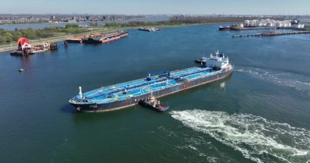 Rotterdam, 18 april 2022, Nederland. Crude Oil Tanker schip Alhani wordt aangemeerd in de haven door een sleepboot zeeschip. Luchtdrone zicht — Stockvideo