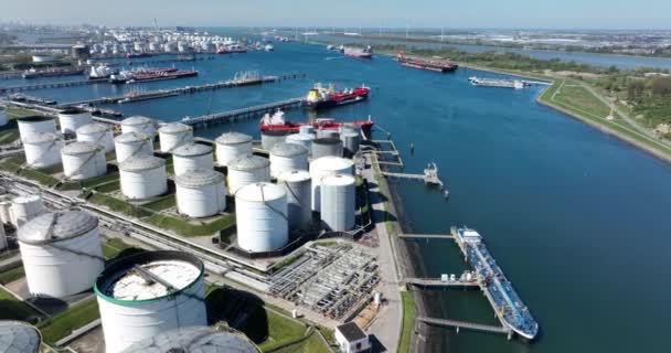 Roterdão, 18 de abril de 2022, Países Baixos. Produtos químicos navios petroleiros e silos. Grande doca industrial pesada em Rotterdam. — Vídeo de Stock