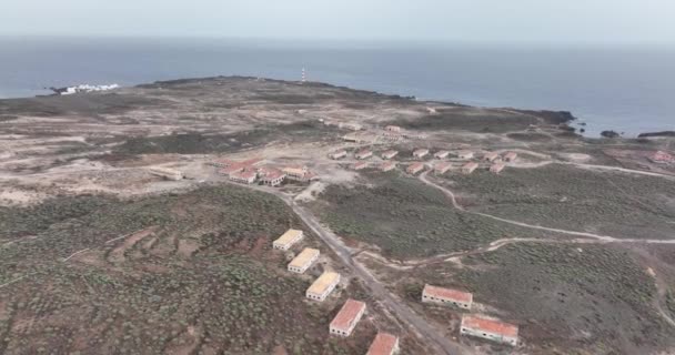 A ilha canária de Tenerife abandonou pequenas aldeias e edifícios. Um drone aéreo. Construção e cidade negligenciada com igreja. A aldeia abandonada de Leper de Tenerife. Cidade fantasma.. — Vídeo de Stock