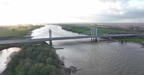 Tacitusbrug bij Ewijk Moderne Hängebrücke über den Fluss Waal in der Nähe von Nijmegen, Niederlande Holland Europa. Valburg und Ewijk. Verkehrsader über Wasserstraße. Holland. — Stockvideo