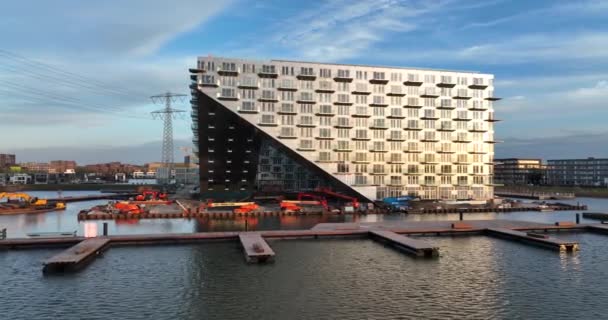 Amsterdam, 21 Nisan 2022, Hollanda 'da. Hollanda Sluishuis 'de yeni inşa edilmiş modern bir apartman inşaatı. Amsterdam Ijburg, Steigereiland 'da. Mimari Vurgulama. — Stok video
