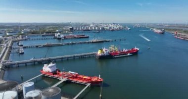 Rotterdam, 18 Nisan 2022, Hollanda 'da. Kimyasal petrol ürünleri tanker gemileri ve siloları. Rotterdam 'daki büyük sanayi limanı..