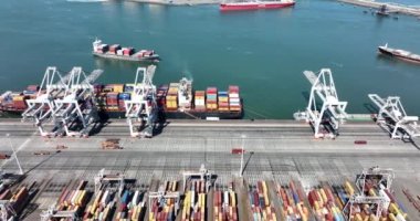 Rotterdam, 18 Nisan 2022, Hollanda 'da. Konteynır terminali lojistik gemisi ithalat ve ihracat limanı ticari insansız hava aracı görüntüsünü yükleyip boşaltıyor. nakliye işi