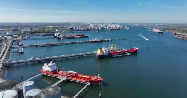 Rotterdam, 18th of april 2022, The Netherlands. Chemical oil products tanker ships and silos. Heavy large industrial dock in Rotterdam. — Vídeos de Stock