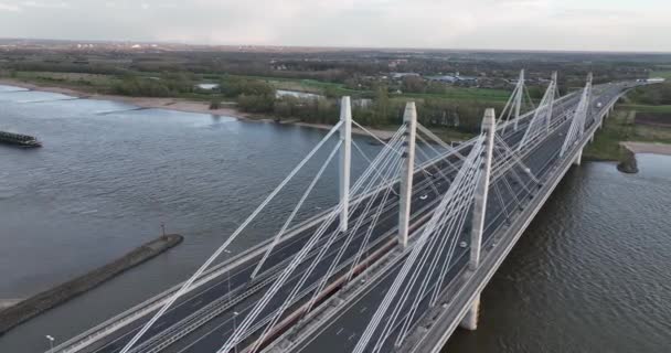 Tacitusbrug bij Ewijk moderno puente colgante que cruza el río Waal cerca de Nijmegen, Holanda Holanda Europa. Valburg y Ewijk. Autopista de tráfico sobre la vía navegable. Holanda. — Vídeo de stock