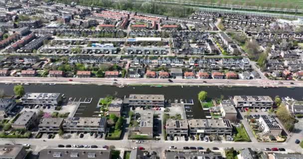 Moderne Vorstadt-Wohngebiete, in denen Eigenheime mit Drohnen aus der Luft bewohnt werden. new Build real estate Europäische Häuser Stadtbild Entwicklung von Wohnraum. Holland — Stockvideo