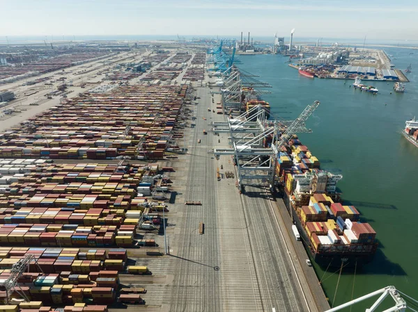 Rotterdam, 18 Nisan 2022, Hollanda 'da. Konteynır terminali lojistik gemisi ithalat ve ihracat limanı ticari insansız hava aracı görüntüsünü yükleyip boşaltıyor. nakliye işi — Stok fotoğraf