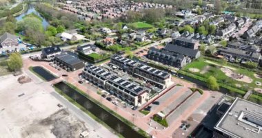 Modern banliyöde yaşayabilir konut evleri hava aracı manzaralı. Yeni Avrupai konutlar inşa etmek yaşam alanının şehir manzarası geliştirilmesi. Hollanda