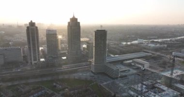 Amsterdam, 23 Mart 2022, Hollanda 'da. Omval ofis binaları. Nehir boyunca uzanan Skyline hava sahası ve Amstel İstasyonu altyapı kentsel iş bölgesi. Rembrandt Kulesi şehir manzarası.