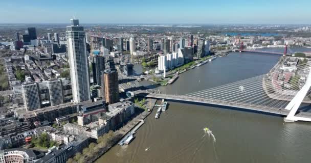 Rotterdam cidade skyline na Holanda drone vista do Maas e edifícios de escritórios vista da cidade. Destino na Holanda. Erasmusbrug e rio Maas vista urbana da cidade. — Vídeo de Stock