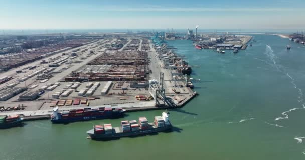 Rotterdam, 18 april 2022, Nederländerna. Containerterminalens logistikfartyg lastning och lossning av import och export docka kommersiell hamn antenn drönare vy. fraktverksamhet — Stockvideo