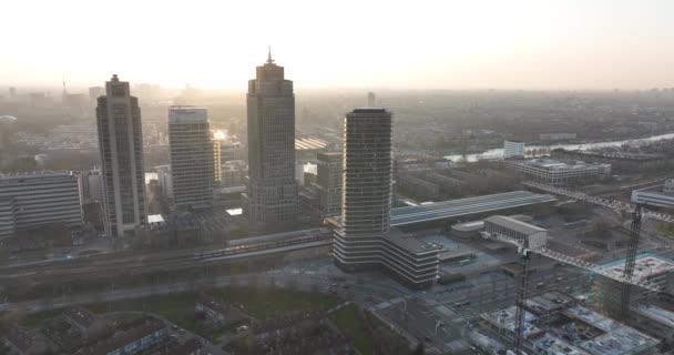 Amsterdam, 23. března 2022, Nizozemsko. Kancelářské budovy Omval. Skyline anténa podél řeky a Amstel stanice infrastruktury městské obchodní čtvrti. Město ve věži Rembrandt. — Stock video
