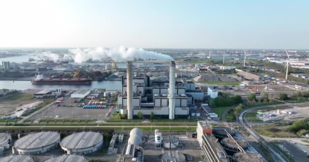 Amsterdam, 23 aprile 2022, Paesi Bassi. impianto di trattamento di rinnovo impianto di incenerimento rifiuti camino fumo. Industria dei generatori di energia elettrica edilizia aziendale. — Video Stock