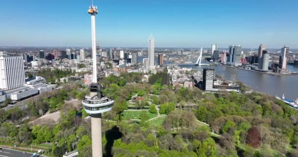 Rotterdam, 18 Nisan 2022, Hollanda 'da. Euromast yüksek panorama gözlem kulesi şehir manzarası ve Erasmus brug. Maas modern seyahat cazibesine bakan turistik bir yer. Havadan. — Stok video