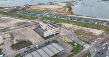 Amsterdam, 11 Nisan 2022, Hollanda 'da. Politiebüro Ijburg yakınlarında inşaat halinde. Güvenlik kanunu ve düzeni için kanun uygulama istasyonu.