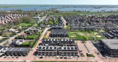 Modern banliyöde yaşayabilir konut evleri hava aracı manzaralı. Yeni Avrupai konutlar inşa etmek yaşam alanının şehir manzarası geliştirilmesi. Hollanda