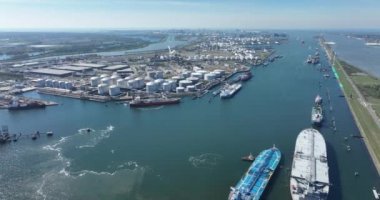 Rotterdam, 18 Nisan 2022, Hollanda 'da. Kimyasal petrol ürünleri tanker gemileri ve siloları. Rotterdam 'da büyük bir sanayi limanı var. Petrol limanlarının üzerinden uçuyor..
