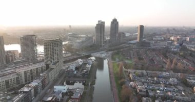 Amsterdam, 23 Mart 2022, Hollanda 'da. Omval ofis binaları. Nehir boyunca uzanan Skyline hava sahası ve Amstel İstasyonu altyapı kentsel iş bölgesi. Rembrandt Kulesi şehir manzarası.