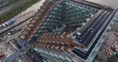 Amsterdam, 21 Nisan 2022, Hollanda 'da. Hollanda Sluishuis 'de yeni inşa edilmiş modern bir apartman inşaatı. Amsterdam Ijburg, Steigereiland 'da. Mimari Vurgulama.