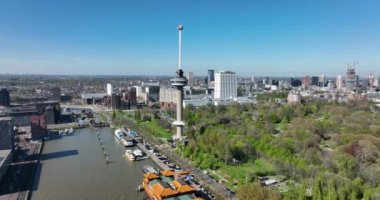 Rotterdam, 18 Nisan 2022, Hollanda 'da. Euromast yüksek panorama gözlem kulesi şehir manzarası ve Erasmus brug. Maas modern seyahat cazibesine bakan turistik bir yer. Havadan.