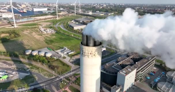 Amsterdam, 23 april 2022, Nederland. rookinstallatie voor de hernieuwing van verwerkingsinstallaties voor schoorsteenafval. Bedrijfsgebouw voor elektriciteitsproducenten. — Stockvideo