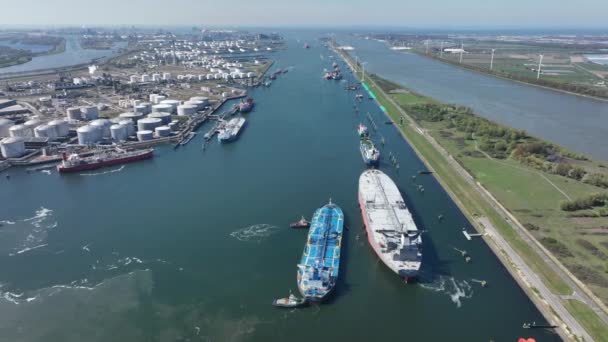 Ρότερνταμ, 18 Απριλίου 2022, Ολλανδία. Πλοία δεξαμενόπλοιων και σιλό χημικών πετρελαιοειδών. Μεγάλη βιομηχανική αποβάθρα στο Ρότερνταμ. Πετώντας πάνω από τις αποβάθρες πετρελαίου. — Αρχείο Βίντεο