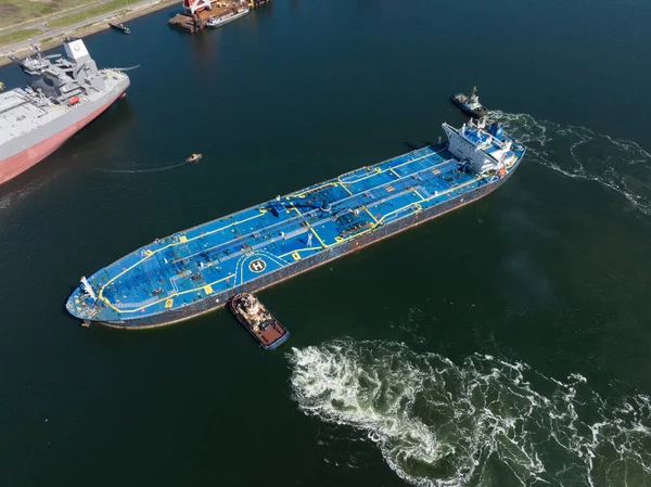 Rotterdam, 18 Nisan 2022, Hollanda 'da. Ham Petrol Tankeri gemisi Alhani bir römorkör gemisiyle limana yanaşıyor. Hava aracı görünümü — Stok fotoğraf