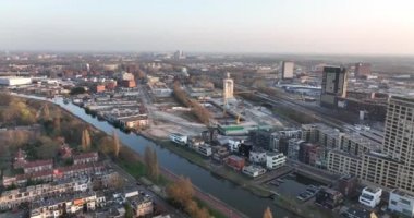 Amsterdam, 23 Mart 2022, Hollanda 'da. Omval ofis binaları. Nehir boyunca uzanan Skyline hava sahası ve Amstel İstasyonu altyapı kentsel iş bölgesi. Rembrandt Kulesi şehir manzarası.