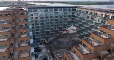 Amsterdam, 21 Nisan 2022, Hollanda 'da. Hollanda Sluishuis 'de yeni inşa edilmiş modern bir apartman inşaatı. Amsterdam Ijburg, Steigereiland 'da. Mimari Vurgulama.