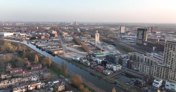 Amsterdão, 23 de março de 2022, Países Baixos. Prédios de escritórios Omval. Skyline aéreo ao longo do rio e Amstel estação de infra-estrutura urbana distrito de negócios. Rembrandt torre paisagem urbana. — Vídeo de Stock