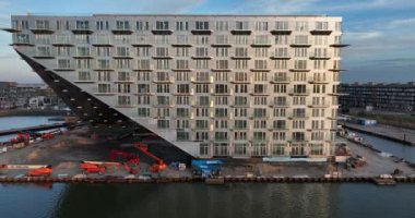 Amsterdam, 21 Nisan 2022, Hollanda 'da. Hollanda Sluishuis 'de yeni inşa edilmiş modern bir apartman inşaatı. Amsterdam Ijburg, Steigereiland 'da. Mimari Vurgulama.