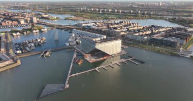 Amsterdam, 21 Nisan 2022, Hollanda 'da. Hollanda Sluishuis 'de yeni inşa edilmiş modern bir apartman inşaatı. Amsterdam Ijburg, Steigereiland 'da. Mimari Vurgulama.