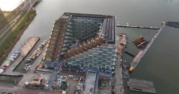 Amsterdam, 21th of april 2022, The Netherlands. Construction site of newly build modern appartment building in the Netherlands Sluishuis. Amsterdam Ijburg at Steigereiland. Architectural highlight. — стоковое видео