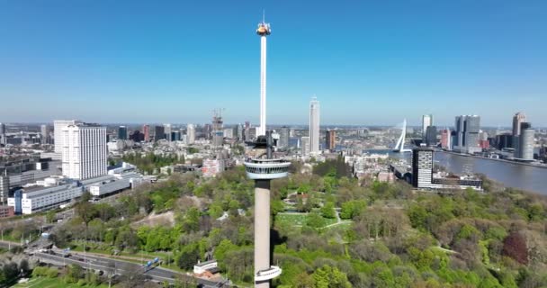 Rotterdam, 18 Nisan 2022, Hollanda 'da. Euromast yüksek panorama gözlem kulesi şehir manzarası ve Erasmus brug. Maas modern seyahat cazibesine bakan turistik bir yer. Havadan. — Stok video