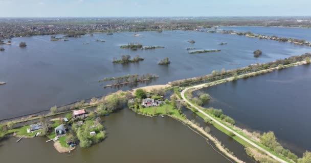 在阳光普照的日子里,自然湖景是典型的.荷兰的Reeuwijkse计划。春天里，乡村自然的室外湖水和绿色的大自然。康乐及水道景观. — 图库视频影像