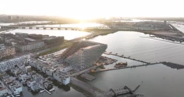 Amsterdam, 21 Nisan 2022, Hollanda 'da. Hollanda Sluishuis 'de yeni inşa edilmiş modern bir apartman inşaatı. Amsterdam Ijburg, Steigereiland 'da. Mimari Vurgulama.