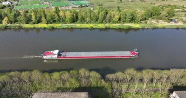 Hollanda 'nın Amsterdam Rijnkanaal bölgesindeki su yolu altyapısı üzerinden lojistik nakliye. Mavna nakliye gemisi hava aracı görüntüsü..
