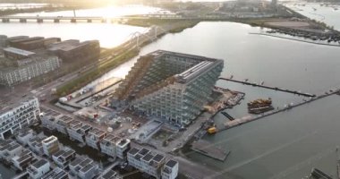 Amsterdam, 21 Nisan 2022, Hollanda 'da. Hollanda Sluishuis 'de yeni inşa edilmiş modern bir apartman inşaatı. Amsterdam Ijburg, Steigereiland 'da. Mimari Vurgulama.