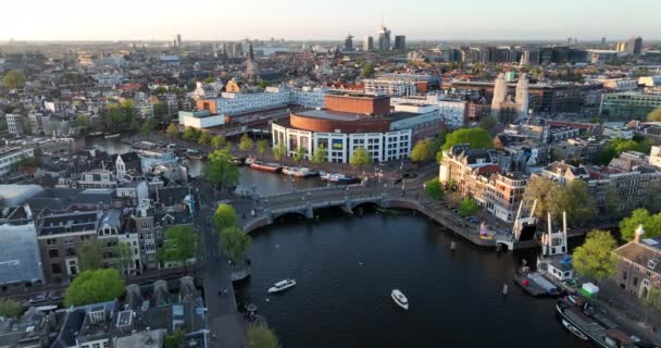Amsterdam, 24 aprile 2022, Paesi Bassi. Vista della città del fiume Amstel e case sul canale Municipio stopera centro della città. Punto di riferimento turistico visite turistiche. Sala da ballo — Video Stock