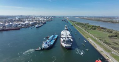 Rotterdam, 18 Nisan 2022, Hollanda 'da. Kimyasal petrol ürünleri tanker gemileri ve siloları. Rotterdam 'da büyük bir sanayi limanı var. Petrol limanlarının üzerinden uçuyor..