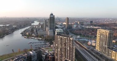 Amsterdam, 23 Mart 2022, Hollanda 'da. Omval ofis binaları. Nehir boyunca uzanan Skyline hava sahası ve Amstel İstasyonu altyapı kentsel iş bölgesi. Rembrandt Kulesi şehir manzarası.