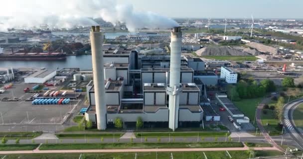 Άμστερνταμ, 23 Απριλίου 2022, Ολλανδία. εγκατάσταση επεξεργασίας αποβλήτων από καμινάδες καπνίσματος. Κτίριο επιχειρήσεων παραγωγής ηλεκτρικής ενέργειας. — Αρχείο Βίντεο