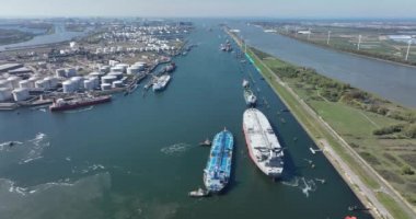 Rotterdam, 18 Nisan 2022, Hollanda 'da. Kimyasal petrol ürünleri tanker gemileri ve siloları. Rotterdam 'da büyük bir sanayi limanı var. Petrol limanlarının üzerinden uçuyor..