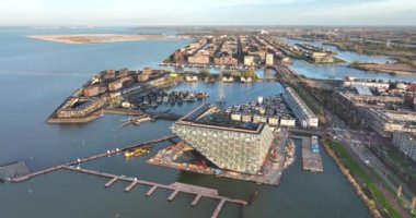 Amsterdam, 21 Nisan 2022, Hollanda 'da. Hollanda Sluishuis 'de yeni inşa edilmiş modern bir apartman inşaatı. Amsterdam Ijburg, Steigereiland 'da. Mimari Vurgulama.