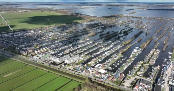 Loosdrechtse plassen canales de la vía navegable del puerto y la naturaleza de zanja cultivada cerca de Vinkeveen Utrecht. Campos de lago y agua pequeñas islas y naturaleza estructurada. Típico holandés holland vista turística. — Vídeo de stock