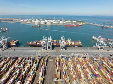 Rotterdam, 18 Nisan 2022, Hollanda 'da. Konteynır terminali lojistik gemisi ithalat ve ihracat limanı ticari insansız hava aracı görüntüsünü yükleyip boşaltıyor. nakliye işi