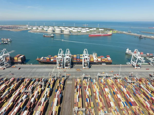 Rotterdam, 18 Nisan 2022, Hollanda 'da. Konteynır terminali lojistik gemisi ithalat ve ihracat limanı ticari insansız hava aracı görüntüsünü yükleyip boşaltıyor. nakliye işi