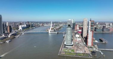 Hollanda, Hollanda 'daki Rotterdam' ın ufuk çizgisi, yüksek gökyüzü, Nieuwe Maas ve Rijnhaven. Şehir içi iş binaları, bölge ve gezinti güvertesi. Metropolis 'in merkezi.